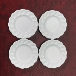 Assiettes blanches en métal