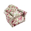 Fauteuil miniature en tissu fleuri et bois, idéal pour une maison de poupée élégante. Modèle 