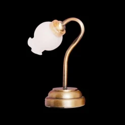 Lampe de chevet miniature LED en laiton brossé avec abat-jour en verre dépoli, idéale pour maison de poupée échelle Vue principale fond noir