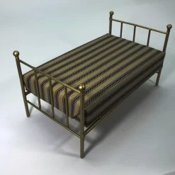 Lit une personne en fer