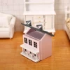 Mini maison rose en bois 1/12ᵉ, toit ouvert