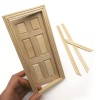 Porte ouvrante en bois brut avec moulures de cadre pour maison de poupée 1/12e