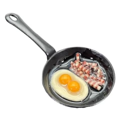 Alternative view of Poêle à frire avec bacon et œufs