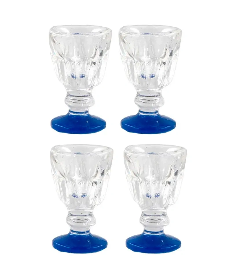 Quatre verres miniatures identiques en acrylique transparent avec pied bleu