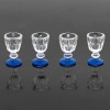 Lot de 4 verres miniatures transparents à socle bleu échelle 1/12e