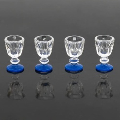 Lot de 4 verres miniatures transparents à socle bleu échelle 1/12e