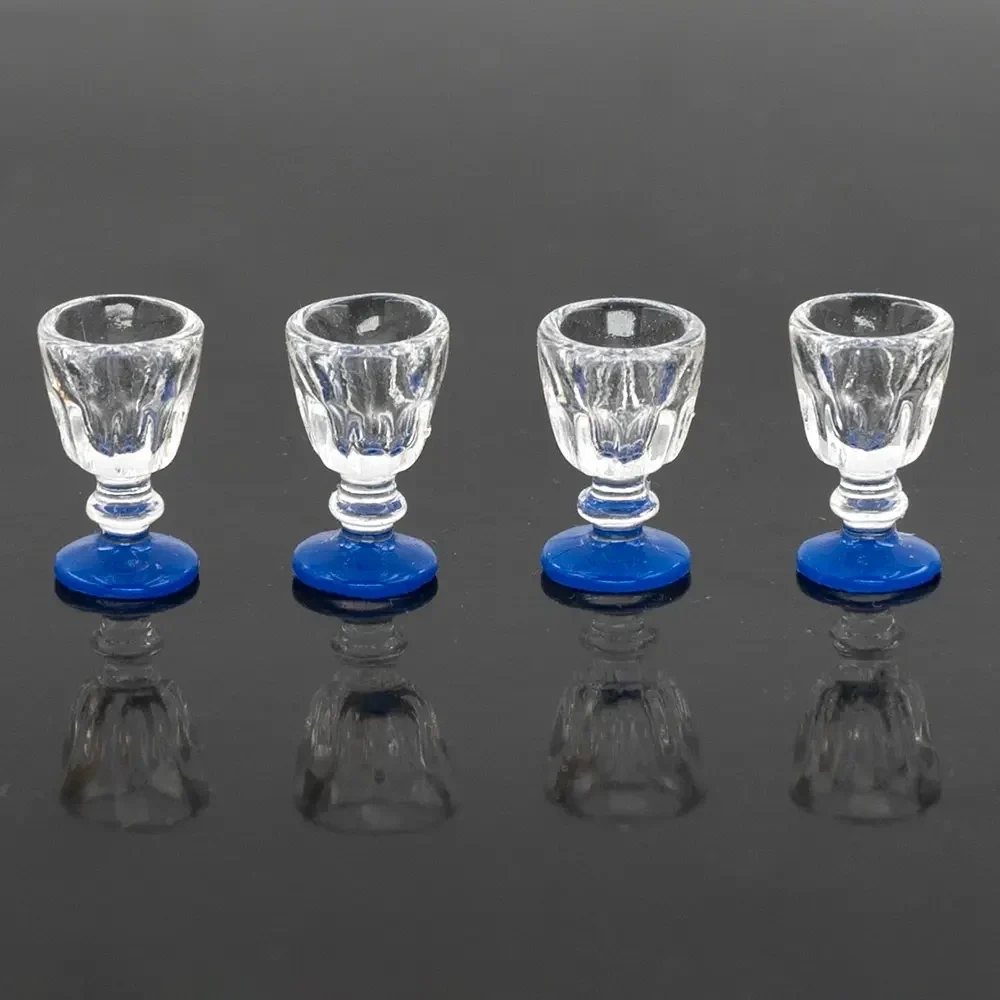 Lot de 4 verres miniatures transparents à socle bleu échelle 1/12e