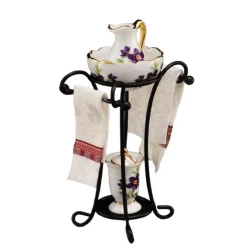 Ensemble de toilette miniature Reutter en porcelaine avec support en métal et serviettes.
