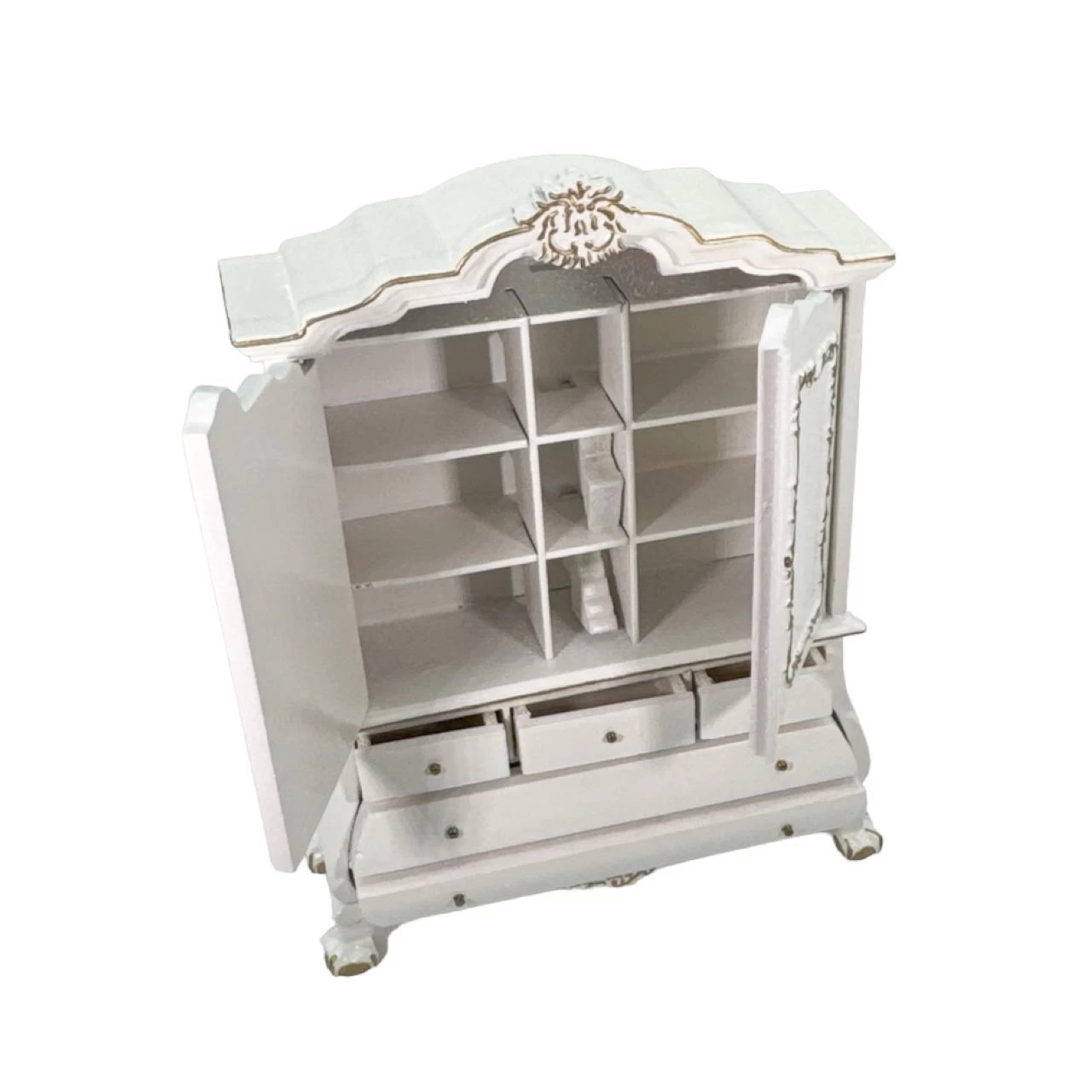 Armoire miniature blanche style français 1:12, détails dorés élégants, parfaite pour collection de maisons de poupée.