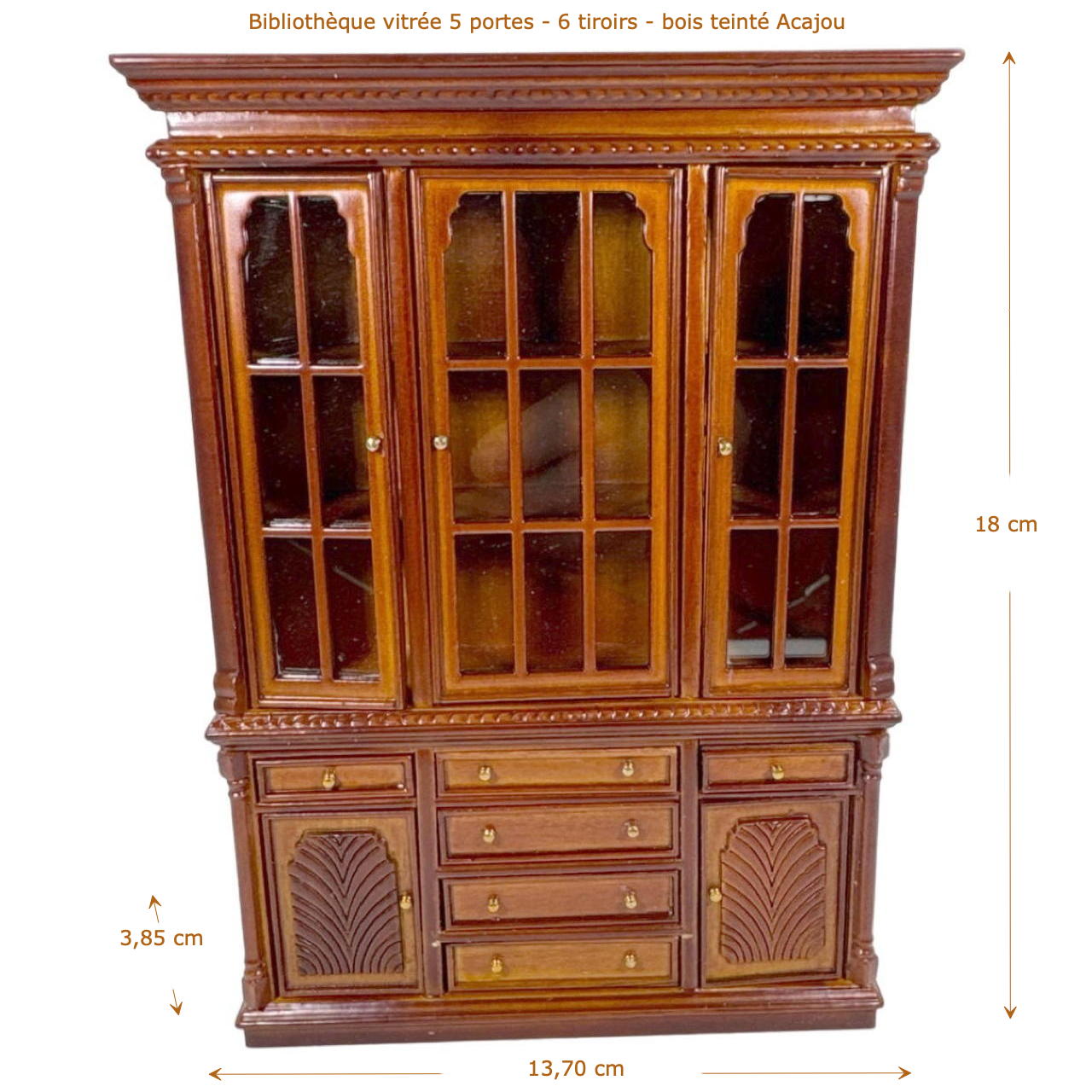 Bibliothèque miniature en bois sombre à l'échelle 1:12 avec finitions dorées et détails en relief, idéale pour collection de maisons de poupée.