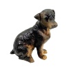 Figurine chien doberman miniature nommé Rocky, assis et attentif, pour maison de poupée 1:12