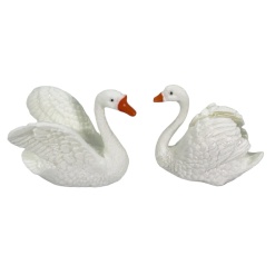 Duo de cygnes miniatures blancs pour décoration de maison de poupée, élégance naturelle à l'échelle 1:12.