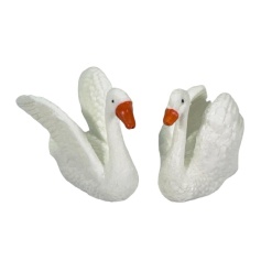 Duo de cygnes miniatures blancs pour décoration de maison de poupée, élégance naturelle à l'échelle 1:12.