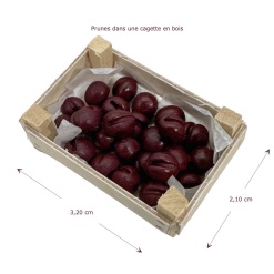 Alternative view of Prunes dans une cagette bois