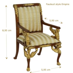 Fauteuil Empire miniature en noyer avec dorures 1:12, alliant luxe et confort pour un intérieur de maison de poupée somptueux.