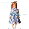Jeune fille aux cheveux longs miniature et en robe à fleurs bleues, échelle 1:12, accessoire idéal pour scènes printanières dans maisons de poupée.