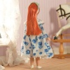 Jeune fille aux cheveux longs miniature et en robe à fleurs bleues, échelle 1:12, accessoire idéal pour scènes printanières dans maisons de poupée.