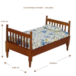 Lit miniature à barreaux en merisier 1:12, élégance et confort pour scènes de sommeil paisibles dans vos maisons de poupée.