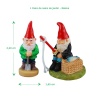 Deux nains de jardin miniatures, avec bêche et panier, prêts à animer votre jardin de maison de poupée à l'échelle 1:12.