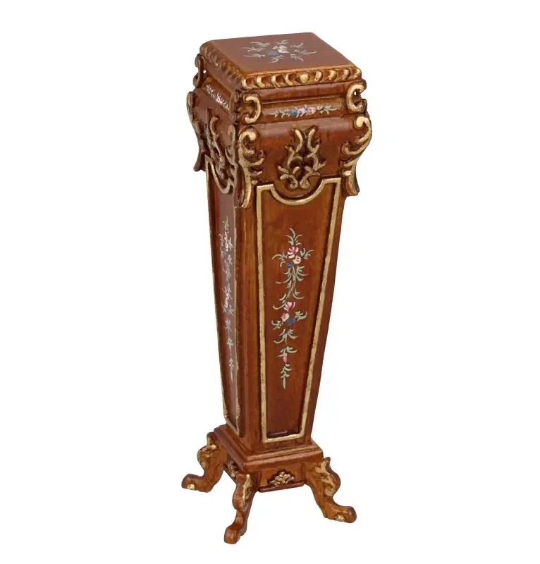 Piédestal fleuri en bois sculpté miniature 1:12 avec détails dorés, un ajout luxueux pour maisons de poupée et vitrines de collectionneurs.