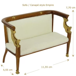 Canapé style Empire miniature en noyer, 1:12, avec dorures et tissu crème, ajoute élégance et prestige à votre scène de maison de poupée.