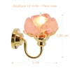 Applique murale miniature en laiton avec abat-jour en forme de fleur rose, 12 volts, idéale pour éclairer délicatement toute maison de poupée.