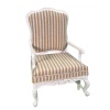Fauteuil miniature style Louis XV en tissu rayé beige et blanc, avec finitions en bois blanc, pour maisons de poupée à l'échelle 1:12.