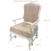 Fauteuil miniature style Louis XV en tissu rayé beige et blanc, avec finitions en bois blanc, pour maisons de poupée à l'échelle 1:12.
