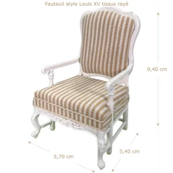Fauteuil miniature style Louis XV en tissu rayé beige et blanc, avec finitions en bois blanc, pour maisons de poupée à l'échelle 1:12.