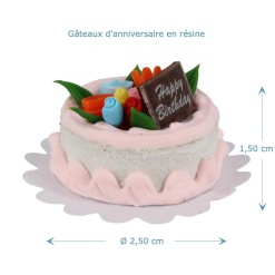 Gâteau d'anniversaire miniature en résine avec détails colorés et plaque "Happy Birthday", parfait pour les scènes festives en maison de poupée.