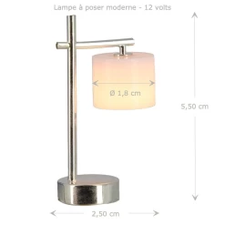 Lampe à poser moderne pour maison de poupée avec pied chromé et abat-jour opaque blanc, diffuse une lumière légèrement rosée, parfait pour un éclairage doux.
