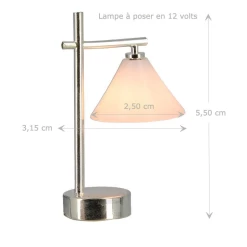 Lampe à poser moderne pour maison de poupée, en métal chromé avec abat-jour conique opaque, diffuse une lumière légèrement rosée, 12 volts.
