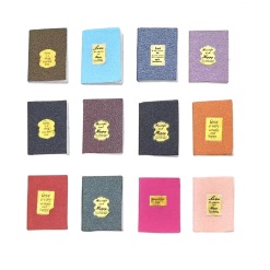Lot de 12 livres miniatures colorés pour maisons de poupées avec pages ouvrables et étiquettes.