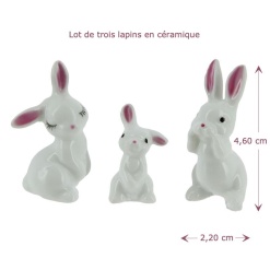 Trois lapins en céramique pour maison de poupée, élégants et délicats, parfaits pour la décoration intérieure ou les jardins miniatures.