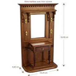 Porte-manteau miniature en noyer avec miroir et crochets dorés pour maison de poupée, offrant style et fonctionnalité.