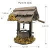 Puits en bois miniature avec manivelle et seau métallique pour maisons de poupée.