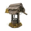 Puits en bois miniature avec manivelle et seau métallique pour maisons de poupée.