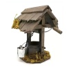 Puits en bois miniature avec manivelle et seau métallique pour maisons de poupée.