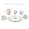 Service à thé miniature en porcelaine blanche ornée de roses, comprenant cafetière, pot à lait, sucrier, tasses et plat de service.