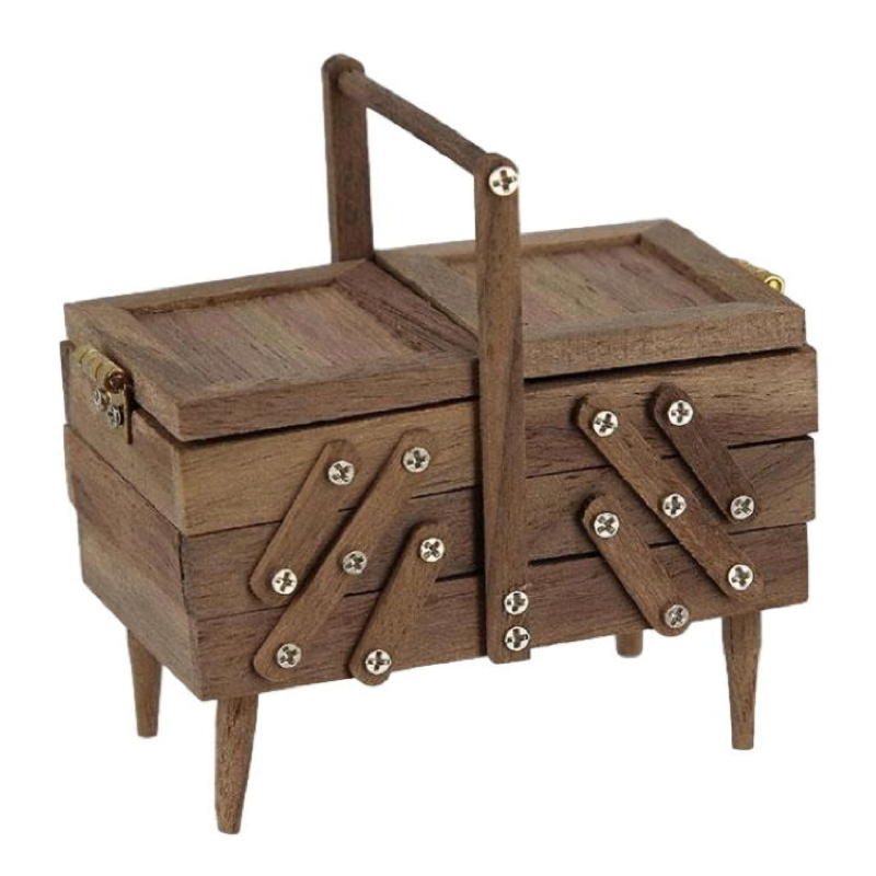 Boîte à couture miniature en bois chêne sombre avec compartiments ouvrables, idéale pour maisons de poupée.