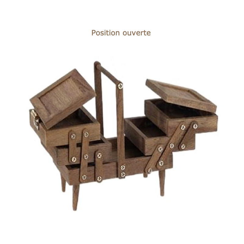Boîte à couture miniature en bois chêne sombre avec compartiments ouvrables, idéale pour maisons de poupée.