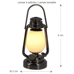 Lampe à pétrole miniature LED pour maison de poupée, style tempête, avec interrupteur sur socle, fournit une lumière chaleureuse, idéale pour l'éclairage d'ambiance.