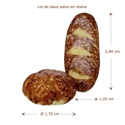 Lot de deux pains miniatures en résine, idéaux pour décorer les cuisines de maisons de poupée à l'échelle 1:12, avec texture réaliste et couleur dorée.