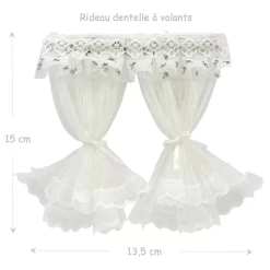 Rideau dentelle à volants avec motifs de petites fleurs bleues pour maison de poupée.