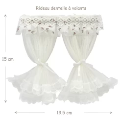 Rideau dentelle à volants avec motifs de petites fleurs roses pour maison de poupée.