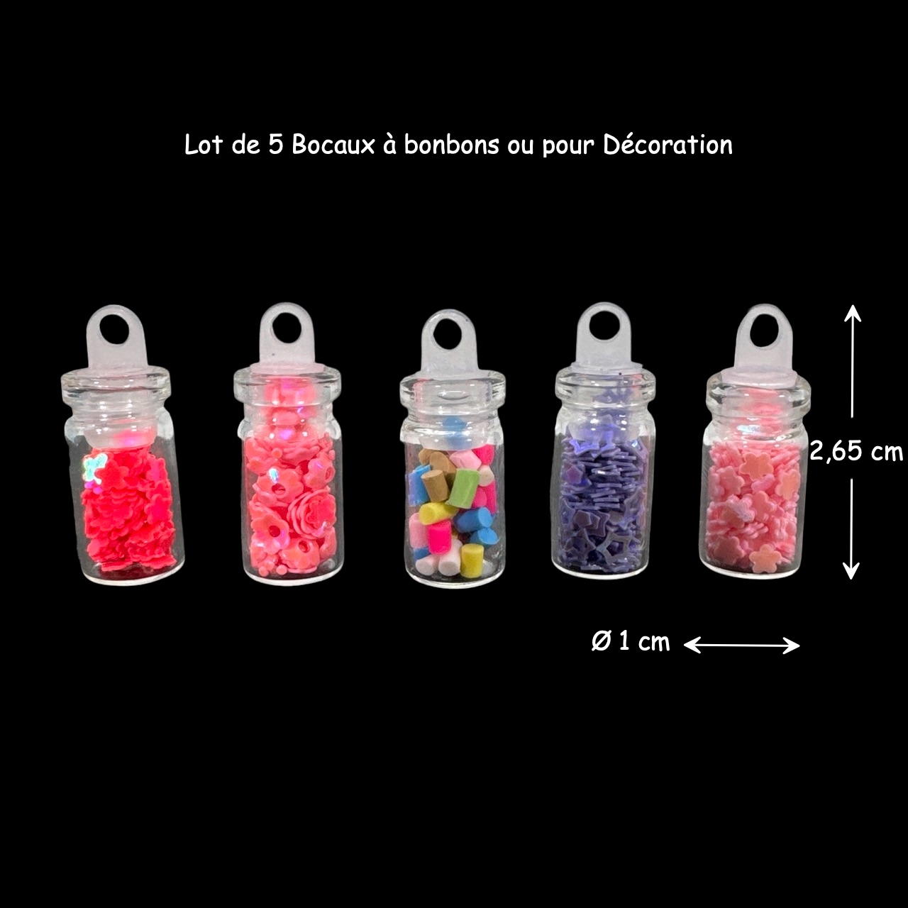 Lot de 5 bocaux à bonbons miniatures en verre transparent, remplis de confiseries colorées.