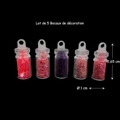 Lot de cinq bocaux de décoration miniatures colorés.
