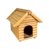 Niche en bois pour chien miniature.