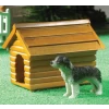 Niche en bois pour chien miniature.