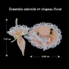Ensemble miniature ombrelle et chapeau floral pour maison de poupée.